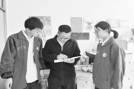 坚守初心育桃李 图片由受访者提供