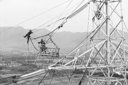 国网山西电力的建设者用脊梁扛起使命 马亚运 摄