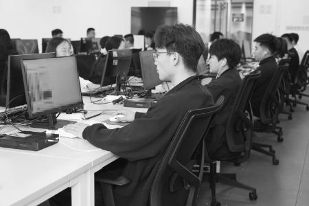 ▲在拼多多雄安公司，首批150名员工已完成入职。本组图片 李峰 摄