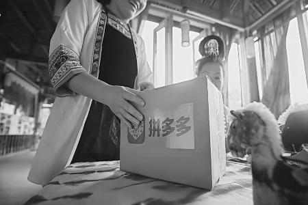 商家提交地标产品经营许可的资质后，相关信息出现在商品详情当中。