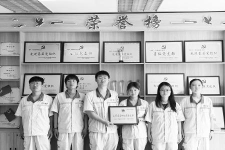 彰显央企青年铁军风采　图片由中车太车车体总组装车间调试青年突击队提供