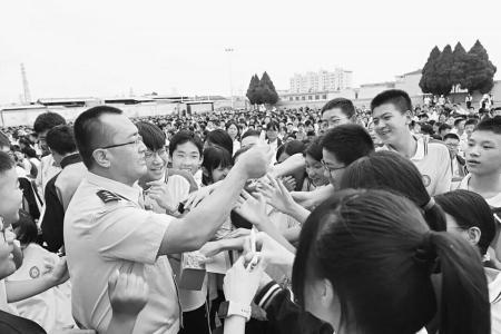 学生们积极参与有奖问答 图片由团万荣县委提供