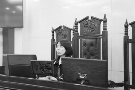 梁艳在一件件案件办理中锤炼本领 图片由受访者提供