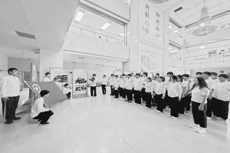 循着先驱足迹回望峥嵘岁月，淬炼理想信念。本版图片均由太原工业学院团委提供