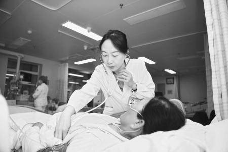 杨卓璇潜心钻研，勇攀技术高峰。 通讯员王琦摄