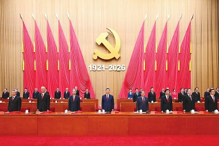 7月1日上午，庆祝中国共产党成立105周年大会在北京人民大会堂隆重举行。习近平、李强、赵乐际、王沪宁、蔡奇、丁薛祥、李希、韩正等出席大会。 新华社记者 谢环驰 摄