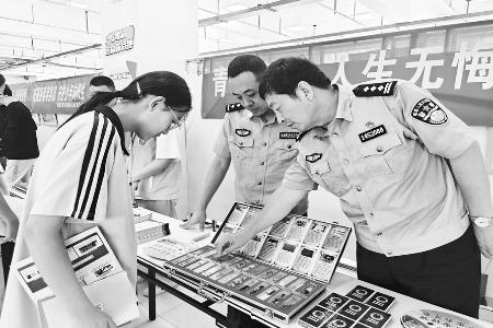 民警现场展示仿真毒品模型