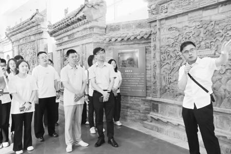 实践队参观明清山西砖雕馆 吴晓宇 摄