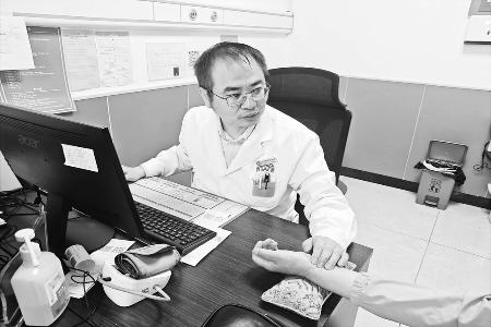 王朝文以平凡医者的微光，守护着一方百姓的身心健康。 图片由受访者提供