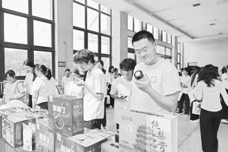 大学生了解“万荣味道” 图片由团万荣县委提供