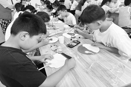 彩绘团扇 图片由团太原市尖草坪区委提供