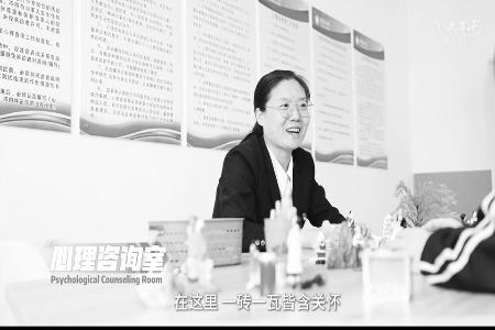 讲台不大，连着千万家。 图片由受访者提供