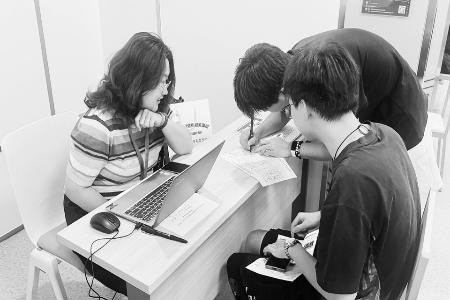 招聘会搭建企业与残疾人求职者双向对接平台图片由太原市公共就业服务中心提供