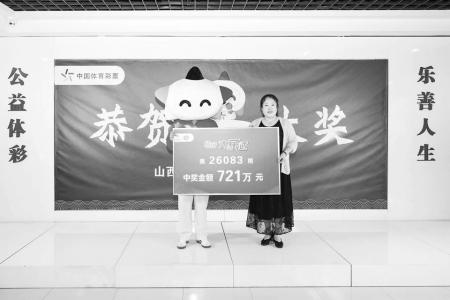 大奖得主兑领奖金 本报记者 胡远嘉 摄