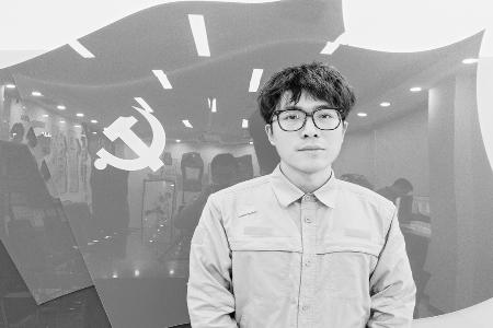 把青春一寸寸扎进灵石大地的电网里 图片由受访者提供