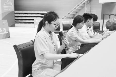 以话筒为岗、以声音为翼。
