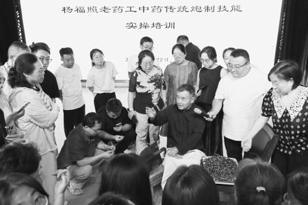 老药工现场亲手示范 本报记者 刘琴 摄