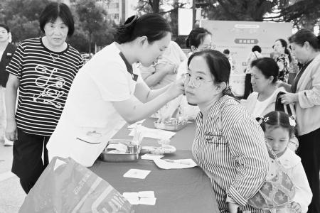 公益惠民活动深受市民喜爱 本报记者 刘琴 摄