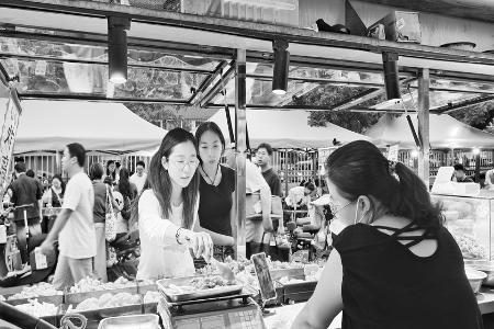市民逛夜市品美食好去处 图片由太原市晋源区融媒体中心提供