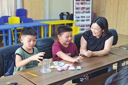 赵倩和托管班的孩子们开展趣味互动 图片由受访者提供