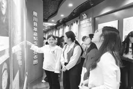 志愿者参观主题展览 图片由团陵川县委提供