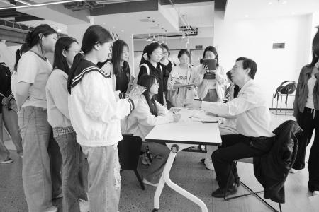 招聘现场，人才与岗位实现高效匹配。 图片由通讯员毕彦旭提供