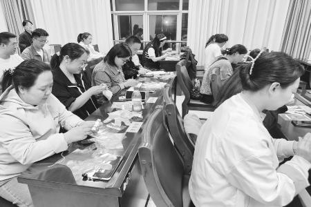 青年们体验扎染 图片由团陵川县委提供