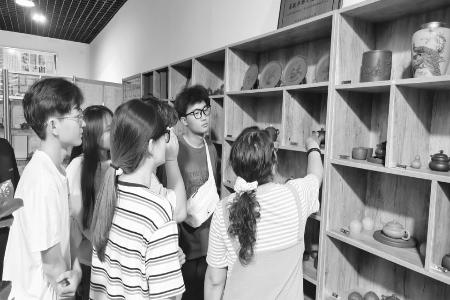 7830名学生在社会实践中受教育、长才干、作贡献。 本组摄影 本报记者 孟存田