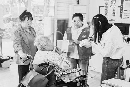 社区为老年人提供暖心服务 图片由太原市察院后社区提供