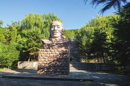 陈永贵半身像
