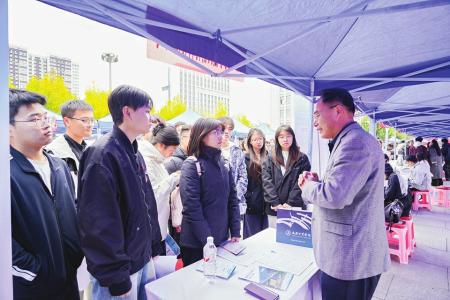 山西·太原人才智力交流大会吸引八方英才扎根山西 本报记者 高静 摄